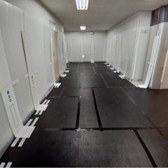 撮影現場の養生作業
