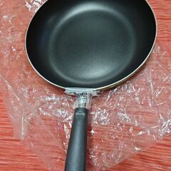 新品です。２６cm　フッ素樹脂加工　IH対応　全ての熱源に対応しているフライパンの画像