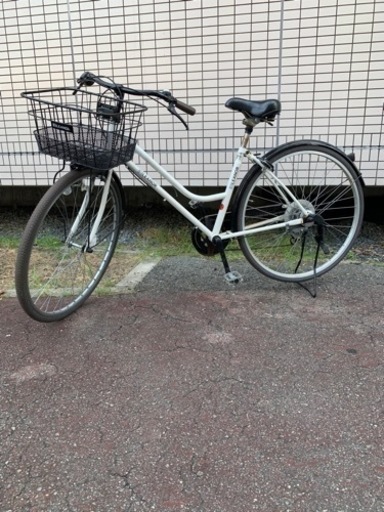オシャレな白色の自転車　6速ギア付き