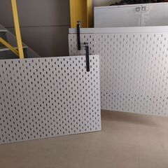 【美品】IKEA　有孔ボード 2枚 ＆ 付属品セット　スコーディス（ホワイト） 定価 10,048円の画像