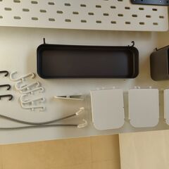 【美品】IKEA　有孔ボード 2枚 ＆ 付属品セット　スコーディス（ホワイト） 定価 10,048円の画像