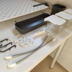 【美品】IKEA　有孔ボード 2枚 ＆ 付属品セット　スコーディス（ホワイト） 定価 10,048円の画像