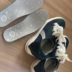 【中古美品】22.5㎝チェックリボンスニーカーの画像