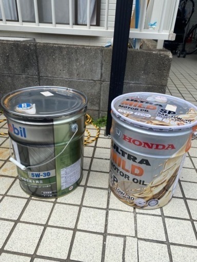 エンジンオイル　20L缶２つ