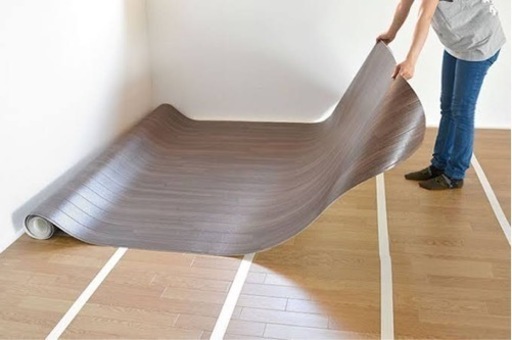 日曜日限定。内装業者によるcf フロアマットの貼り付け