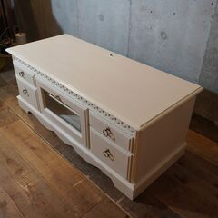 IDC OTSUKA(大塚家具)取り扱いMarian Deal(マリアンディール)のフレンチカントリー調TVボードです！レースがモチーフのローボードは明るいカラーがお部屋をエレガントな空間に。CG416の画像