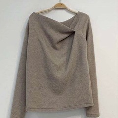 新品未使用　SEU フリーズ素材 イレギュラーネックトップス グレーの画像