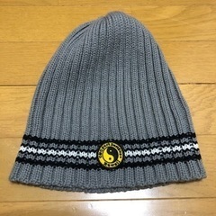 グレー　ニット帽の画像