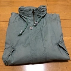 緑　パーカーの画像