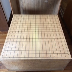 脚付きの碁盤です。