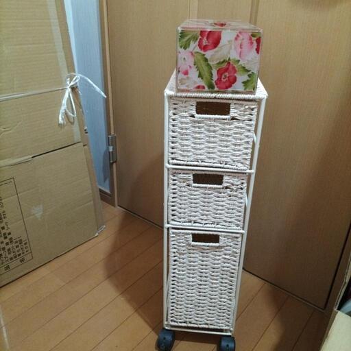 《お話中》収納棚とペーパータオルケース