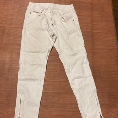 カラータンクトップ5枚、白いパンツの画像