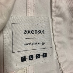 カラータンクトップ5枚、白いパンツの画像