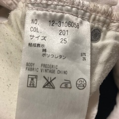 カラータンクトップ5枚、白いパンツの画像