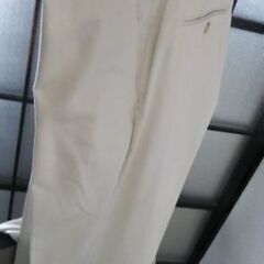ユニクロパンツ白の画像