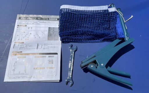 お譲り先決まりました！お盆期間中価格！卓球台 国際規格サイズ 内折セパレート式 移動キャスター付 ラケット2本＆ピンポン玉3個付き！！