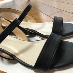 美品♪どんな服にでも合う 華奢見え黒サンダル（Mサイズ）の画像