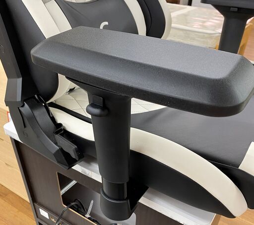 R233 Gyber Groun ゲーミング座チェアー、固定式、美品 R233 Gyber Groun ゲーミング座チェアー、固定式、美品
