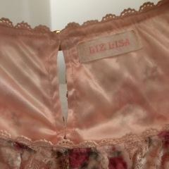 LizLisa  リズリサ  ピンク  フリーサイズ   ★ちょっとしか着てなくて似合うと思うとおばさまから送られてきたのですが、可愛い過ぎて一度も着ていません！ ヴィンテージで他では手に入らないと思います✨  ★大きなリボン付きで頭に付けたり鞄などお好きな所に飾るのがオススメです！    #LIZLISA #リズリサ #リズリサワンピース #原宿 #花柄ワンピース 花柄 姫系 地雷系 ロリータ ガーリー ワンピース レース リボン フリルの画像