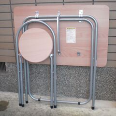 テーブルと椅子　セットの画像