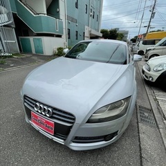 アウディTTクーペ　赤レザーシート