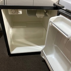 壊れた冷蔵庫の画像