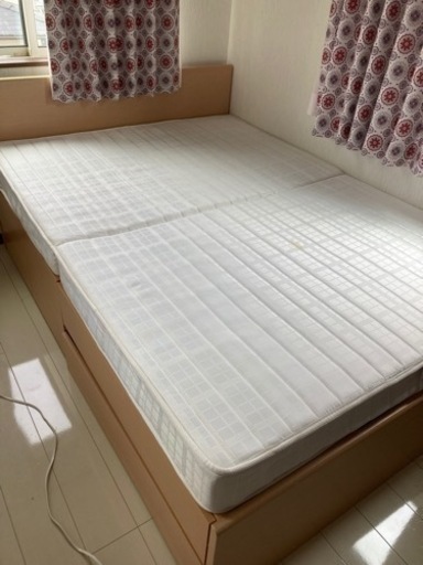 ダブルベッド　マットレス付き