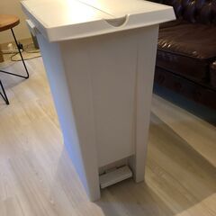 【未使用】ゴミ箱 ペダル式2枚フタ 70Lの画像