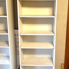白い背の高い本棚さしあげます