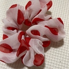 白いシュシュ2つの画像