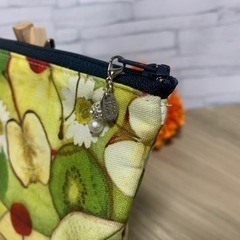 フルーツ柄　フラットポーチの画像
