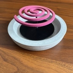 セメントの蚊取り線香入れ