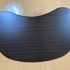 楕円形のテーブルの画像