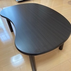 楕円形のテーブルの画像