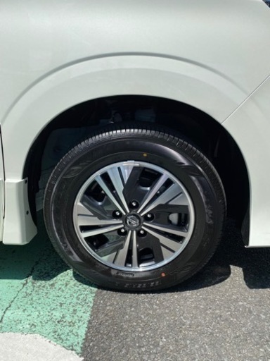 商談中　日産セレナ　ほぼ新品タイヤホイールセット