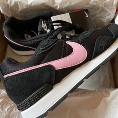 新品未使用　NIKEスニーカーの画像