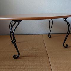 楕円のローテーブルの画像