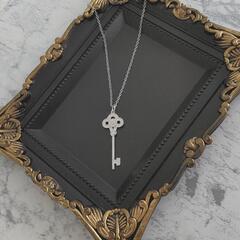 【新品未使用】ネックレス シルバー パヴェ キラキラ 鍵 キーモチーフの画像