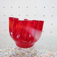 まさにモダンな、真っ赤なそしてミルキーな花瓶。まだまだ沢山家具あ...