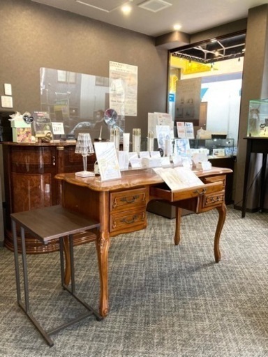 ショーケース、無料で差し上げます！☆化粧品・時計店『店舗内什器一式』綺麗❗️☆