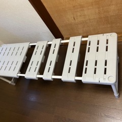 押し入れ、クローゼット　収納棚（ハンガーラック）とフリーラック伸縮タイプ2つの画像