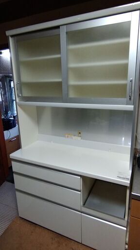 激安にて！　パモウナ　食器棚　H２０５cm×W１２０cm×奥行５０cm（上側は３３cm）　そこそこにきれいだとおもいます。　購入価格11~12万円程でした。お引き取り限定