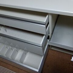 激安にて！　パモウナ　食器棚　H２０５cm×W１２０cm×奥行５０cm（上側は３３cm）　そこそこにきれいだとおもいます。　購入価格11~12万円程でした。お引き取り限定の画像