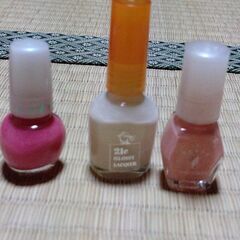 香水とマニキュアの画像