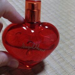 香水とマニキュアの画像