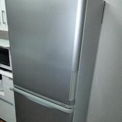 価格交渉可能です。2018年製　シャープ両開きの350リットル冷蔵庫です。自宅の泉区住吉台東での引き渡し希望です。の画像