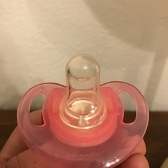 新生児用哺乳瓶とおしゃぶりの画像