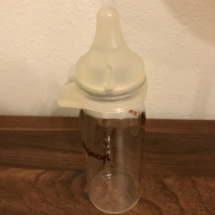 新生児用哺乳瓶とおしゃぶりの画像