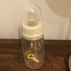 新生児用哺乳瓶とおしゃぶりの画像