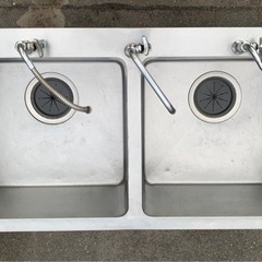 業務用 3口蛇口付き 二層 シンク 厨房用品 簡易洗浄済み 流し台 台所 キッチン 厨房機器 店舗用品 洗い場 中古】 A06588 2槽シンク 蛇口(TOTO)付き 3方枠